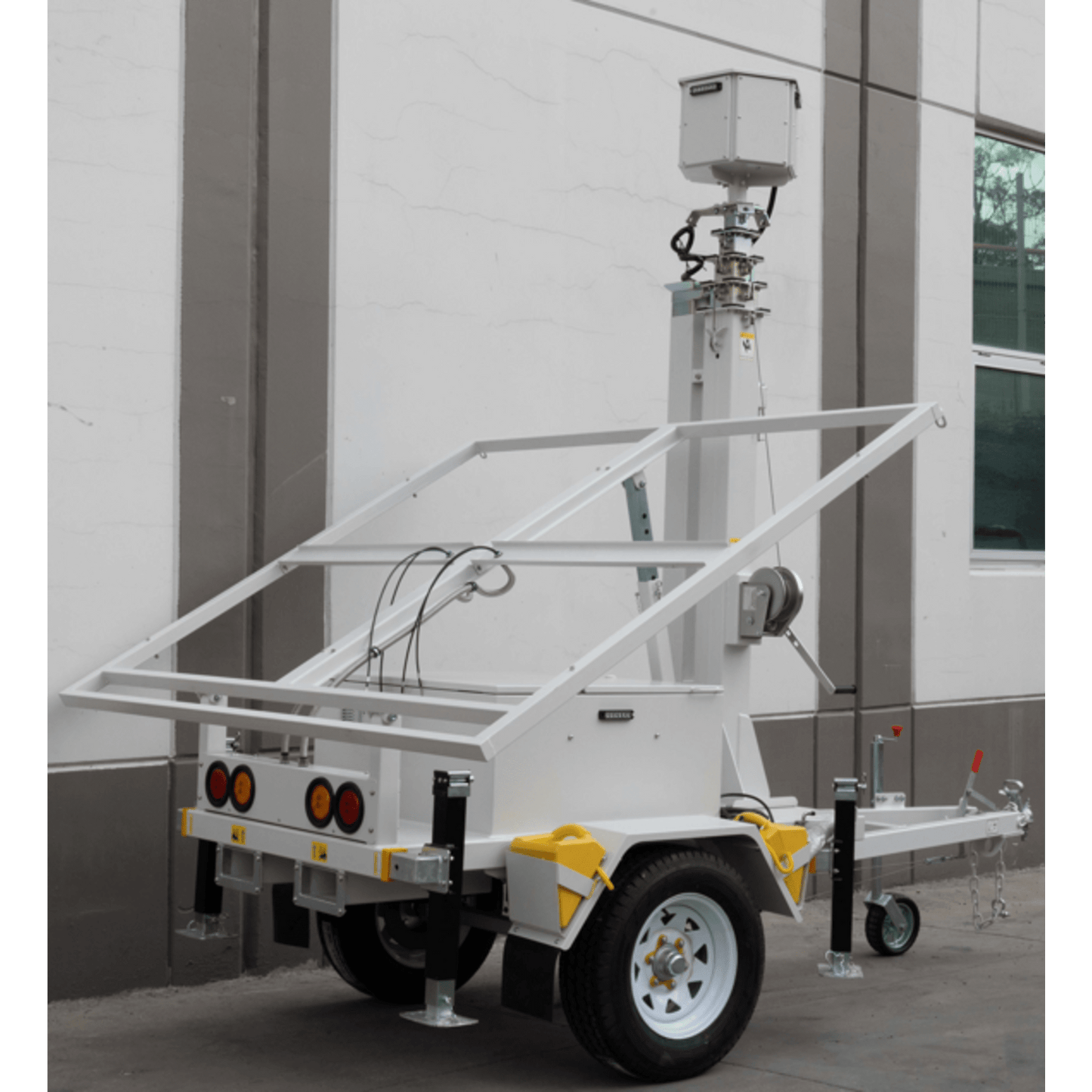 Traila / Remolque con Mástil Retráctil de 7.5 m. para Videovigilancia o Iluminación, con capacidad para Instalar Módulos Solares y Baterías (No incluidos)